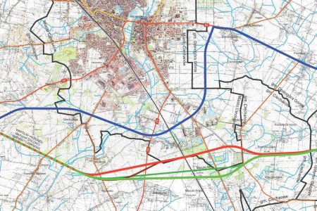 Schematyczna mapa, na której czarną linią zaznaczono granice Ciechanowa. W dolnej części miasta narysowano warianty przebiegu obwodnicy w kolorach: niebieskim, żółtym i zielonym. Przebieg obwodnicy oznaczony kolorem zielonym ma dwa warianty. W pewnym momencie linia zielona dzieli się na dwie, po czym znów zbiega się w jedną. Linie niebieska i czerwona biegną przez teren Ciechanowa. Jedna w zielonych linii po rozdzieleniu (górna) również zahacza o maleńki fragment miasta.