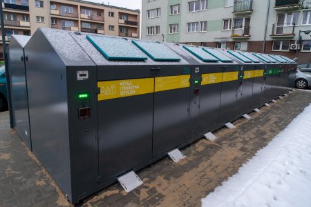 Nowoczesne pojemniki na odpady, stojące pomiędzy budynkami wielorodzinnymi.