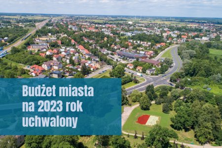 Zdjęcie Ciechanowa z lotu ptaka. W lewym dolnym rogu jest napis: Budżet miasta na 2023 rok uchwalony.