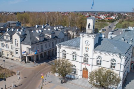 Ciechanowski ratusz. Zdjęcie wykonane z wysokości przy pomocy drona.