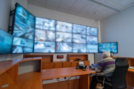 Miejskie centrum monitoringu. Przed ekranami, pokazującymi różne punkty w mieście, siedzi operator systemu kamer.