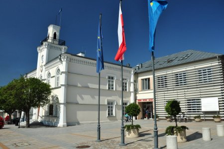 Ratusz w Ciechanowie. Po prawej zabytkowy magistrat, po lewej nowa część budynku, w której mieści się Urząd Stanu Cywilnego.