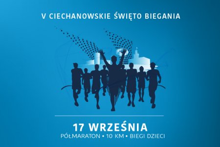 Grafika w kolorach niebieskim (tło), grafitowym (postaci) i białym (tekst oraz budowle). Ilustracja informuje o święcie biegania w Ciechanowie. Tekst: V (piąte) Ciechanowskie Święto Biegania; 17 września; półmaraton, 10 km, biegi dzieci. Na środku grafiki znajdują się biegnące postaci w kolorze grafitowym. Postać na czele zrywa wstęgę rozciągniętą na mecie. Ma ręce uniesione w górę w geście zwycięstwa. W tle, za biegaczami znajdują się kształty Zamku Książąt Mazowieckich, wieży ciśnień i ratusza.