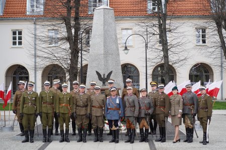 Mundurowi różnych formacji wojskowych stoją  w dwóch rzędach przed pomnikiem poświęconym Marszałkowi Józefowi Piłsudskiemu na placu poświęconym imieniu Naczelnika.