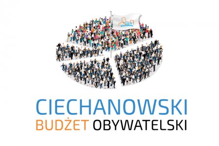 Logo Budżetu Obywatelskiego. Białe tło. Na środku owalny kształt, utworzony przez dużą grupę ludzi widzianą z wysoka. Grupa poprzecinana na kilka mniejszych grupek przez białe alejki. Nad ludźmi powiewa biała flaga z logo Ciechanowa. Pod grafiką napis: Ciechanowski Budżet Obywatelski. Każde słowo w innym kolorze, kolejno: niebieskie, pomarańczowe, czarne.