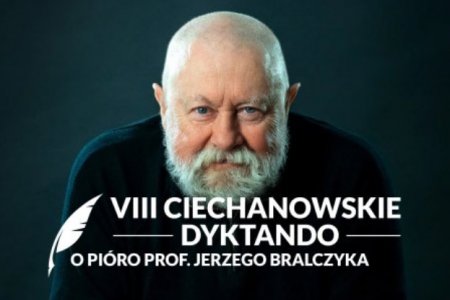 Na czarnym tle portretowe zdjęcie profesora Jerzego Bralczyka i biały napis: VIII (ósme) Ciechanowskie Dyktando o Pióro Prof. Jerzego Bralczyka. Przed napisem białe pióro z zaostrzonym końcem. Profesor Bralczyk to mężczyzna w starszym wieku. Ma mądre, pogodne oczy, białą brodę i ogoloną głowę. Koniuszki uszu lekko odstają od głowy. Uroku dodają lekko zaróżowione policzki.