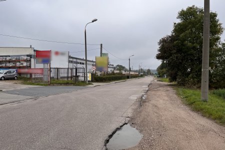 Bardzo długa i prosta, nierówna i połatana ulica Śmiecińska. Droga ma nierówne i poszarpane pobocza. Są tu niebezpieczne doły, po deszczu wypełnione wodą. Po lewej stronie drogi mieści się wiele różnych firm. Po prawej jest piaskowe pobocze, a dalej trawa i drzewa.