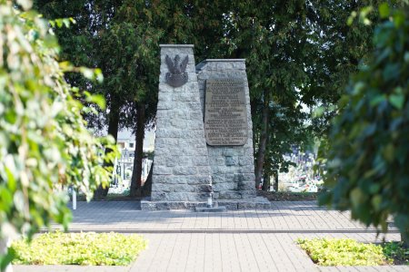 Cmentarz komunalny w Ciechanowie. Monument stojący na tyłach zbiorowej mogiły ofiar II wojny światowej. Kwatera poświęcona poległym obrońcom Ojczyzny z września 1939 roku oraz osobom pomordowanym przez Niemcow w czasie okupacji. Monument to dwa wysokie cokoły stojące obok siebie. Na cokole po lewej u gory znajduje się orzeł w koronie. Na cokole po prawej przymocowano pamiątkową tablicę z informacjami. Do pomnika prowadzi alejka. Dookoła rosną wysokie drzewa.