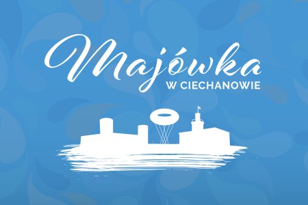 Grafika informująca o majowce. Na niebieskim, lekko cieniowanym tle umieszczono biały napis: Majowka w Ciechanowie. Pod napisem ulokowano białe logo, złożone z budowli najbardziej charakterystycznych dla Ciechanowa. Należą do nich: Zamek Książąt Mazowieckich, wieża ciśnień oraz ratusz.