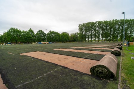 Trwają prace na pełnowymiarowym bocznym boisku piłkarskim, mieszczącym się w kompleksie miejskiego stadionu. Pasy zużytej nawierzchni ze sztucznej trawy są zwijane w wielkie rolki. Starą murawę zastąpi nowa, z wysokimi certyfikatami jakości.