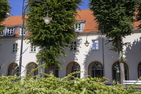 Krzywa hala - jasny, podłużny budynek ze spadzistym dachem w kolorze cegły. Uroku dodają hali cieniste arkady. Przed Krzywą halą jest niewielki skwer z ozdobnymi drzewami i krzewami.