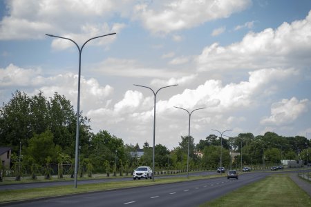 Uliczne lampy, stojące wzdłuż miejskiej pętli komunikacyjnej.