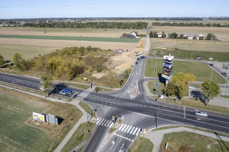 Skrzyżowanie ulicy Pułtuskiej z powstającym przedłużeniem alei Unii Europejskiej. Skrzyżowanie mieści się w pobliżu dużego centrum handlowego na terenie gminy Opinogora. Po obu stronach powstającej drogi znajdują się pola uprawne.