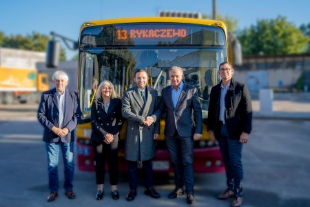 Na tle miejskiego autobusu nr 13 Rykaczewo od lewej stoją: prezes Zakładu Komunikacji Miejskiej Waldemar Kiciński, radna miejska Grażyna Derbin, prezydent Ciechanowa Krzysztof Kosiński, wojt Gminy Ciechanow Stefan Pawłowski oraz prezes Towarzystwa Budownictwa Społecznego Karol Makijonko.