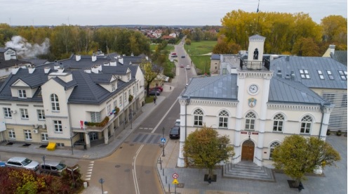 Zdjęcie zrobione z niezbyt dużej wysokości. Po lewej jest budynek Urzędu Miasta przy ulicy Wodnej. Przez środek zdjęcia, pionowo biegnie ulica Wodna, a dalej Zamkowa. Po prawej stronie zdjęcia mieści się ciechanowski ratusz